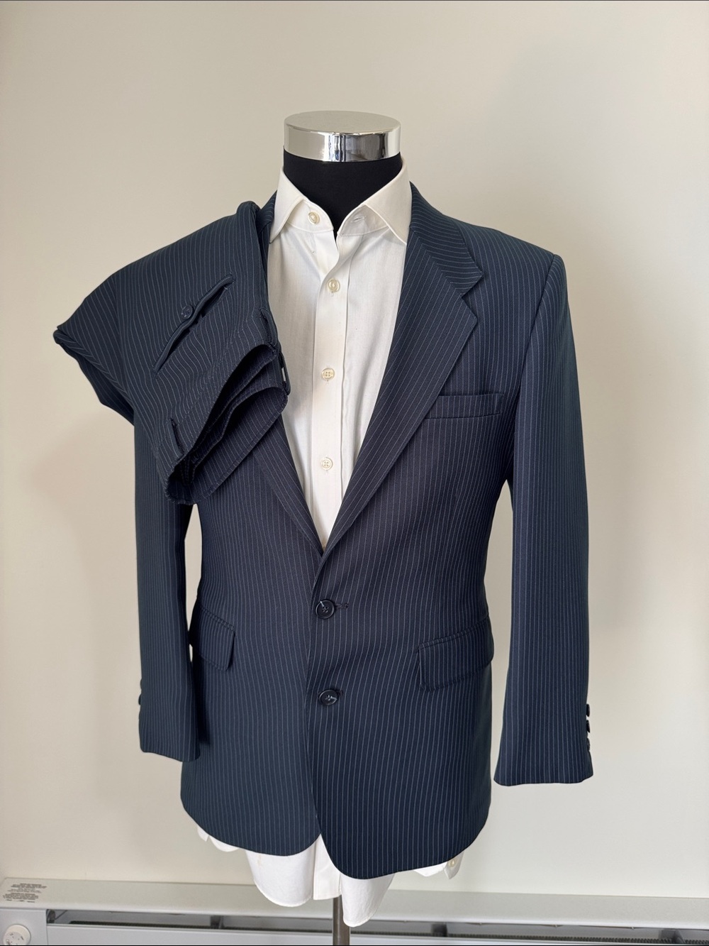 VINTAGE Levi’s mens 38R blue pinstripe 2-button action suit EUC